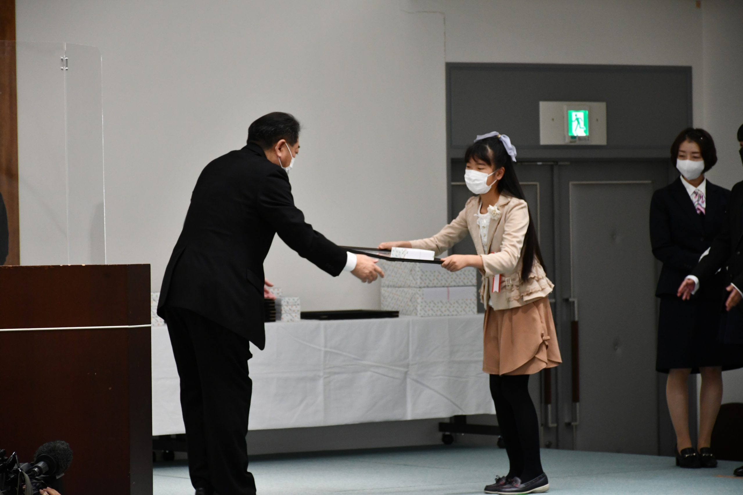 写真１：沼田本部長より表彰される受賞者